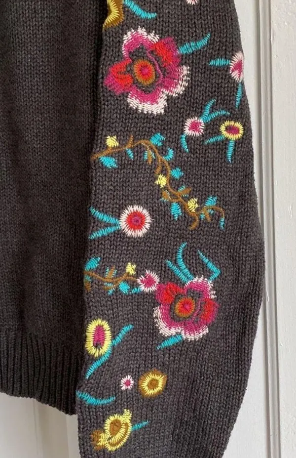 Embroidered sweater Size M - Image 2