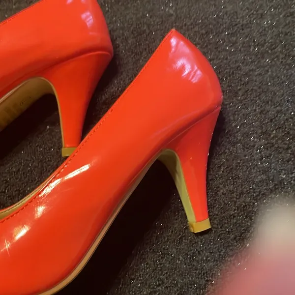 Coral pink pumps 2 inch heel never worn - Image 3