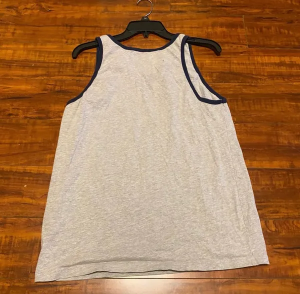Universal studios tank top is a size medium. - Image 4