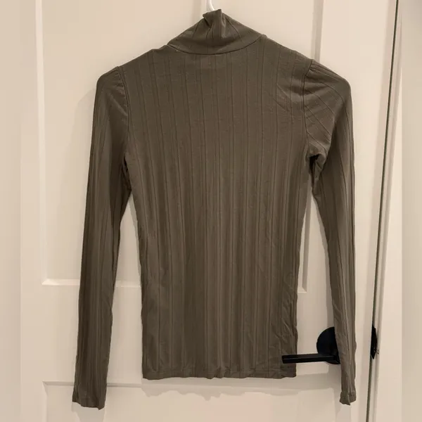 Aritzia/Wilfred Free Only Turtleneck - Green in Size XS - Image 3