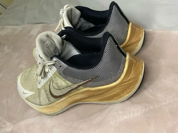Nike Womens Winflo 8 Premium Sail Metallic Copper Coin Shoes Size 6 - Image 4