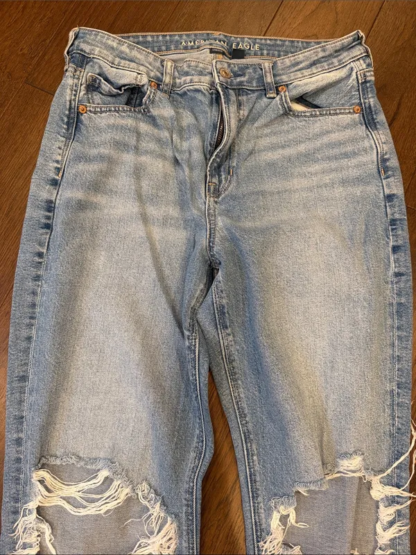 American Eagle Strigid Mom Jean Distressed Denim Size 10 Long - C66-019 - Image 4