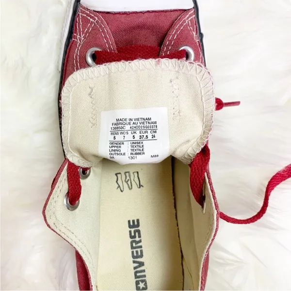 Converse Unisex Size 7 Womens, Size 5 Mens Red Canvas Chuck Taylor Sneakers - Image 2
