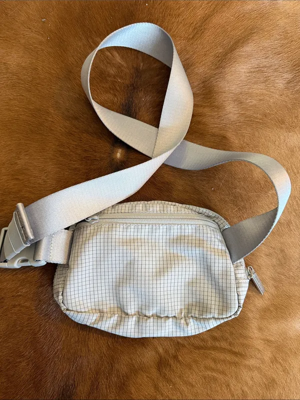 Lululemon Everywhere Belt Bag 1L Volume (7.5”x2”x5”) Seal Grey SEAL/GGRE 83265 - Image 4