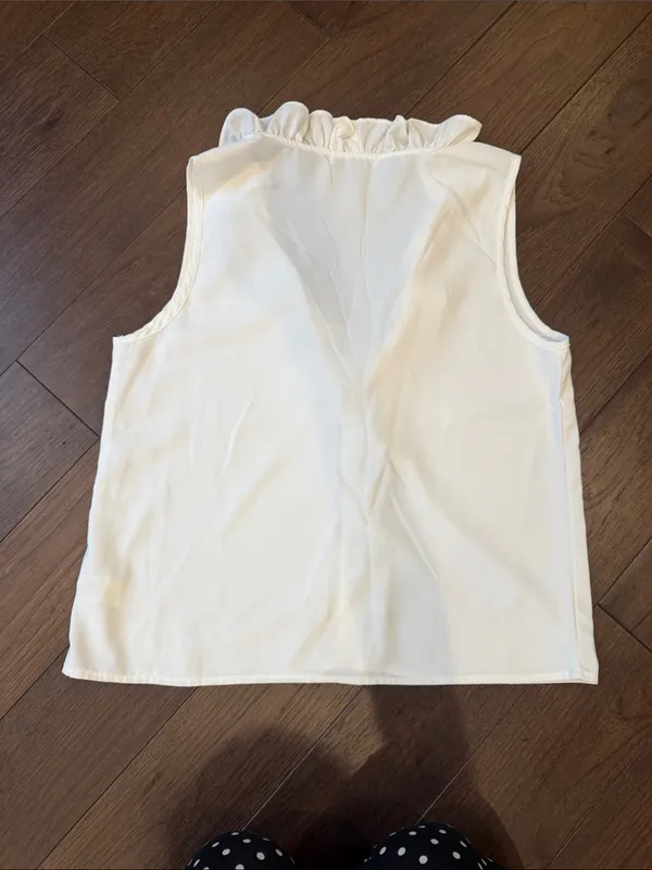Cupshe White Ruffled V-Neck Sleeveless Top Medium - C66-005 - Image 5