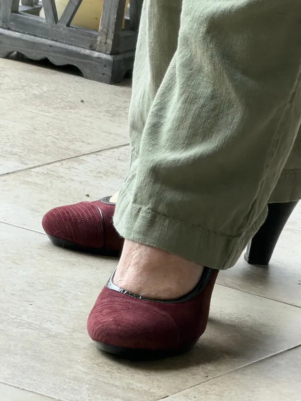 Clarks Burgundy Suede Pumps Women’s Mid Heel Classic Comfort Dress Shoes - Image 12
