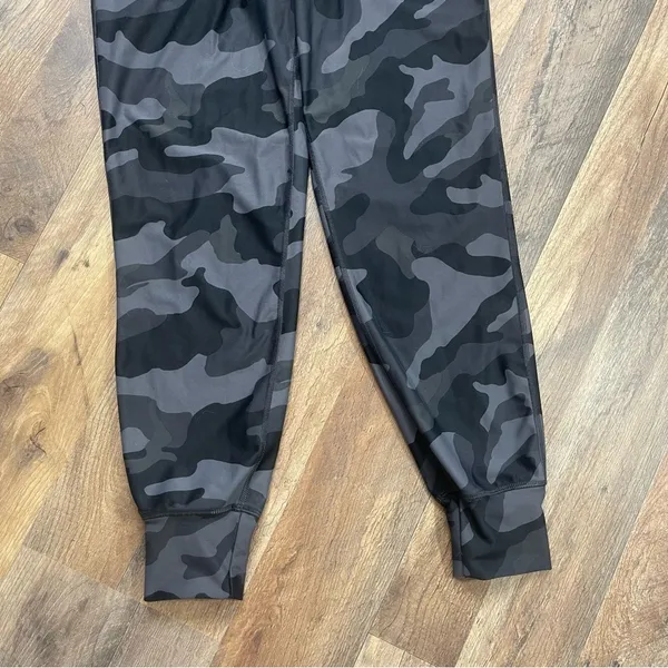 Old Navy Camo Print Joggers Leggings Womens XS Go Dry Elevate - Image 3