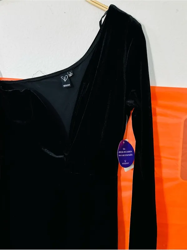 Windsor Black One-Shoulder Velvet Evening Dress - Image 7