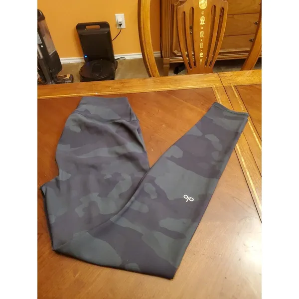 Alo Yoga HIGH-WAIST CAMO VAPOR LEGGING - Black Camouflage Size XS - Image 4