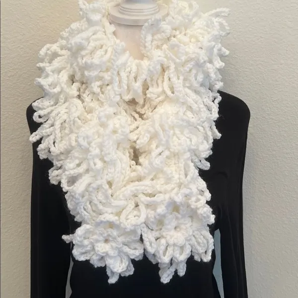 NWT Angelas Designs hand crocheted one of a kind loopy boa scarf - Image 4