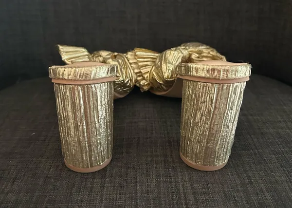 Gold bow heels Size 8 - Image 5