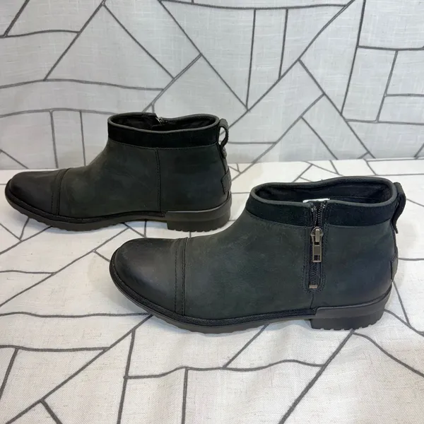 UGG Simmens Waterproof Leather Ankle Boots‎ 9 Black Side Zip Cap Toe 1103832 - Image 4
