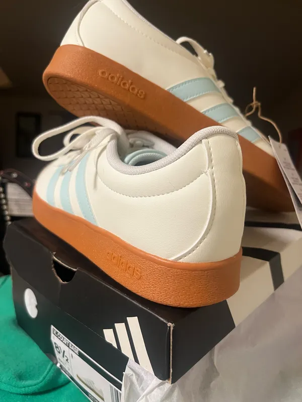 Adidas Women’s Sneakers gumsole - Image 4