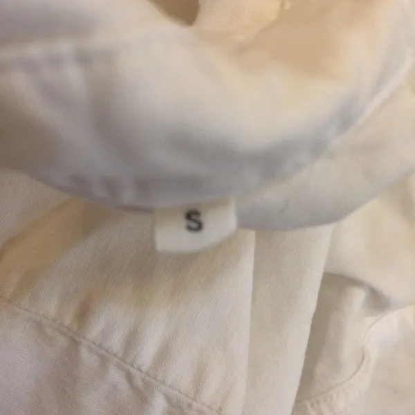 Kotn women’s white button up long sleeve small - Image 7
