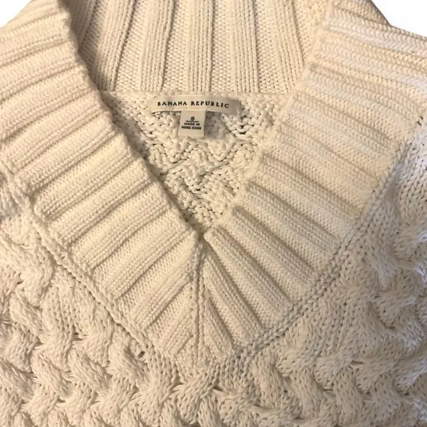 Banana Republic White Cable Knit V-Neck Sweater - Image 5