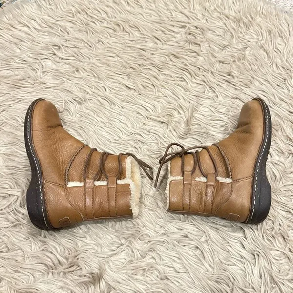 UGG Caspia 1932 Tan Leather Lace Up Ankle Sheepskin Warm Boots Womens Sz 8 - Image 10