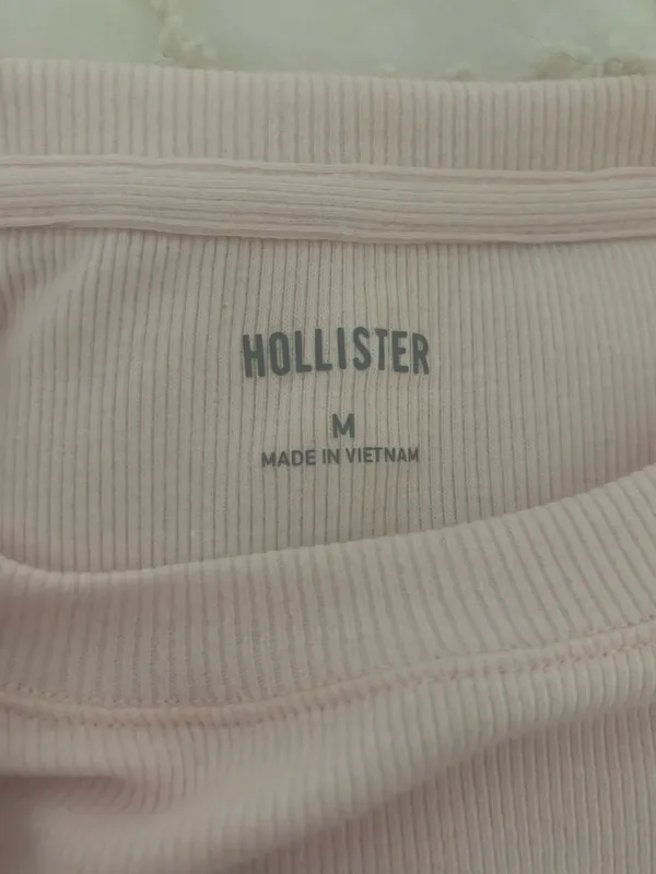 Hollister Medium Women's Pink Ribbed Longer-length Heart Cake Graphic Baby Tee - Image 3