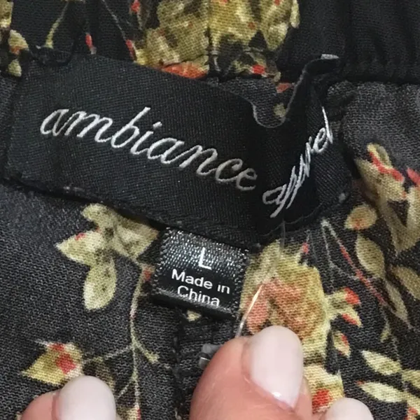 Ambiance Apparel Shorts Black Size L - Image 2
