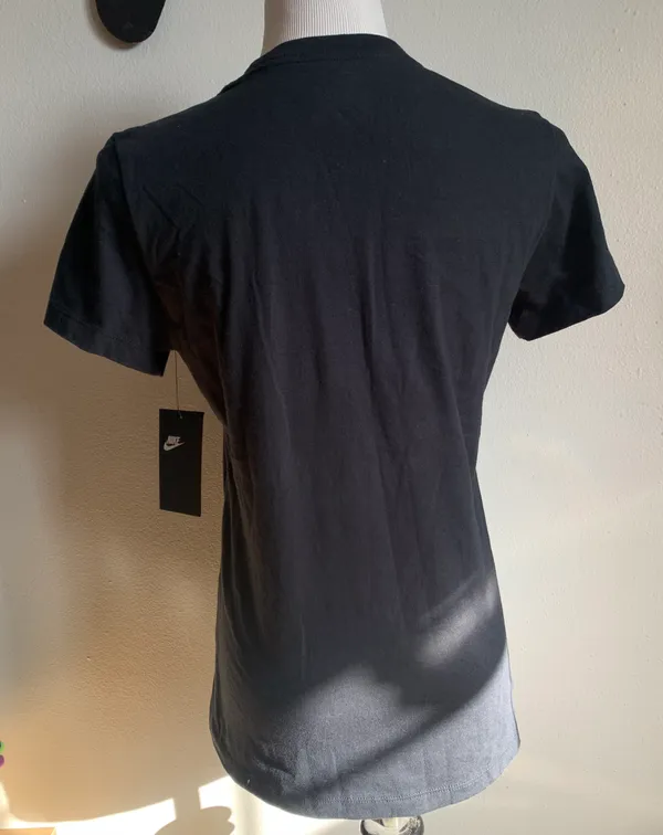Nike New  Active Tshirt - Image 7