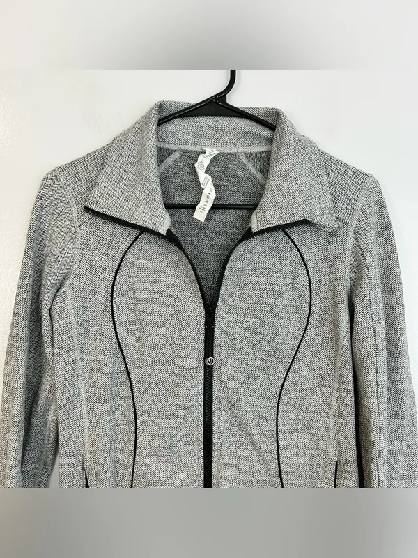 Lululemon Nice Asana Heathered Heringbone Grey Mock Neck Zip Up Jacket Size 6 - Image 4