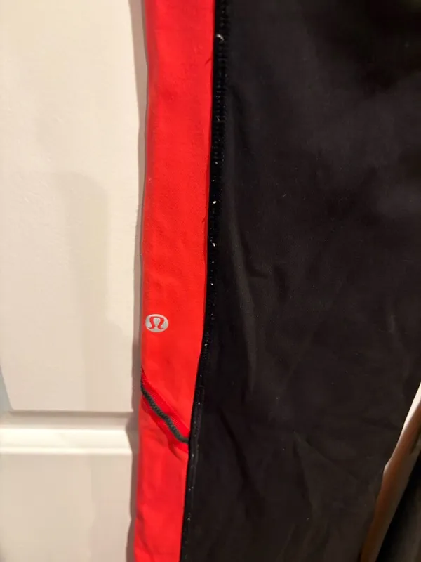 Lululemon Run: Ice Queen yoga pants flare leg black red sz 4 - Image 6
