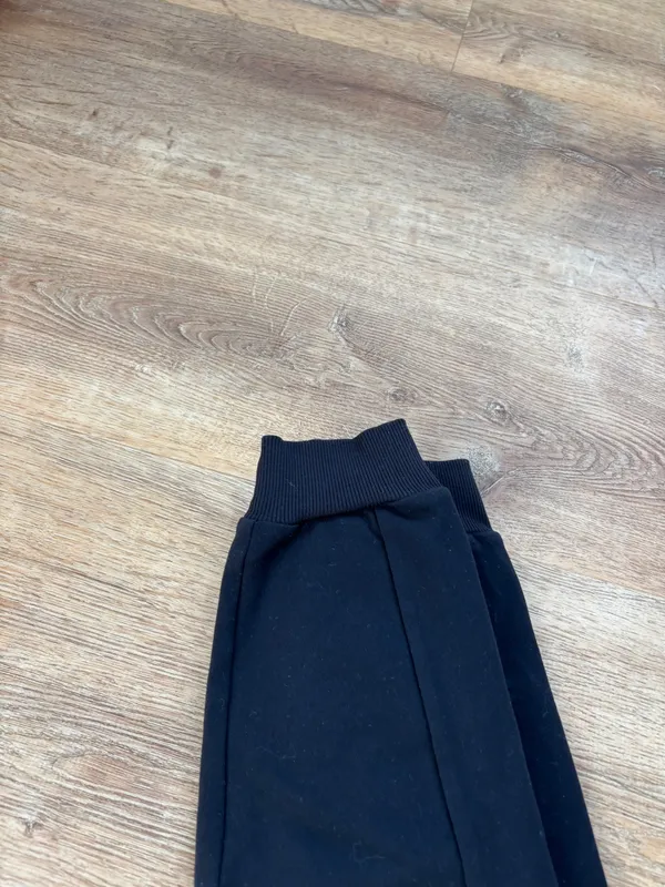 Alo Yoga Joggers Black - Image 5