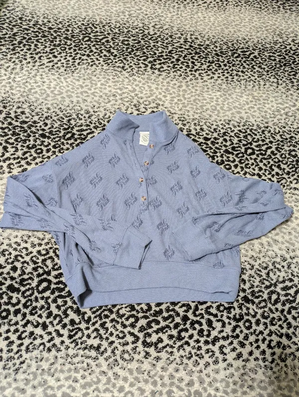 Victoria's Secret PINK Blue Long Sleeve Cropped Sleep Shirt Size Small - Image 2