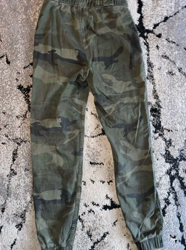 ⚠️SOLD⚠️Camo Joggers Green Size XS - Image 3