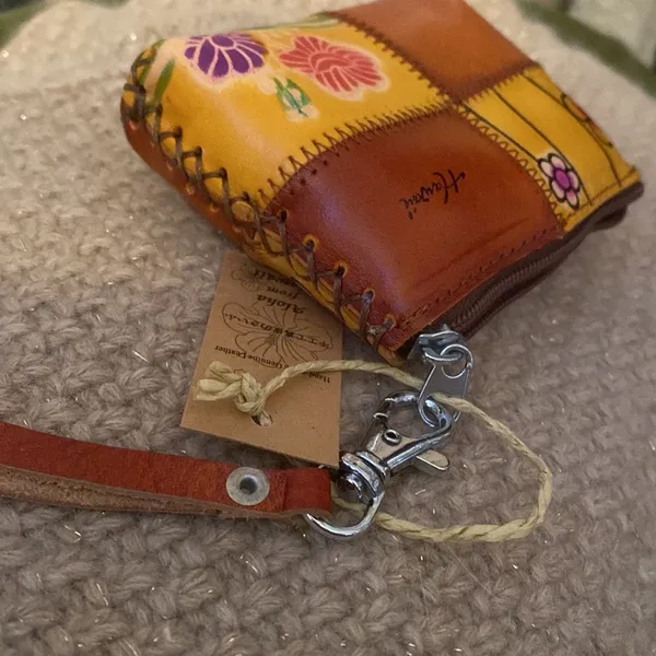 New with tags Hawaiian Leather Patchwork/ Flowers Wristlet Coin/Card Purse - Image 6