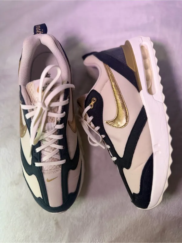 Nike Women's White Black Sneakers with Metallic Gold Swoosh - Image 6