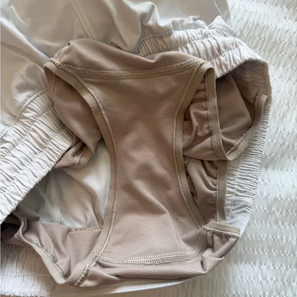 Lululemon Athletica White Hotty Hot 2.5 HR Shorts - Image 5