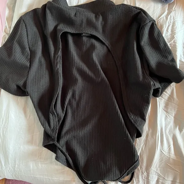Forever 21 black open back top - Image 3