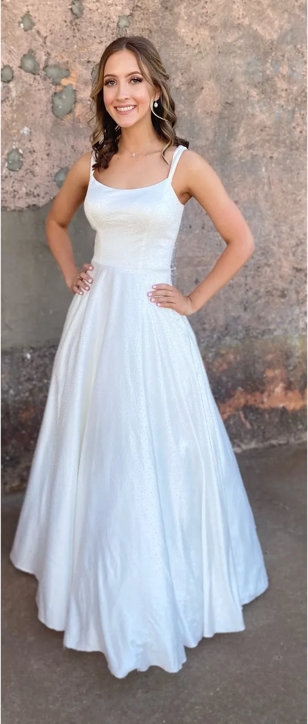 Beautiful White Formal Dress Size 2 - Image 5