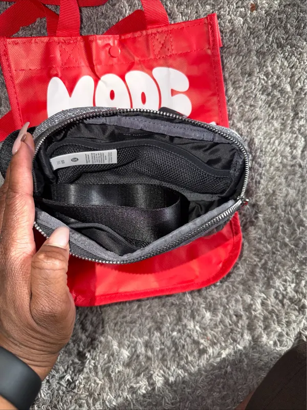 Lululemon Everywhere Belt Bag 1L metallic black - Image 2