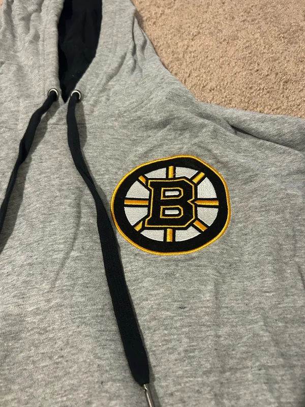 Mitchell & Ness Boston Bruins, gray Hoodie with Black and Yellow Details - Image 2