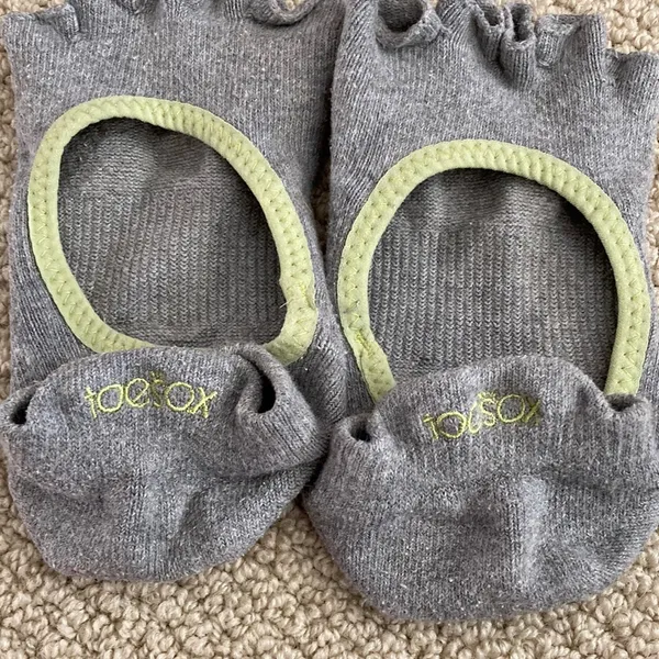 Toesox Half Toe Bellarina Grip Socks Size Medium Grey Barre Pilates Yoga EUC - Image 7