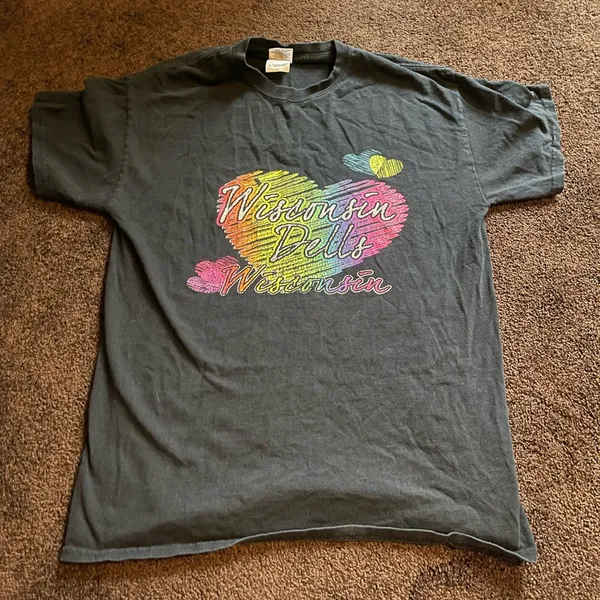 Wisconsin Dells black colorful heart short sleeve shirt M - Image 2