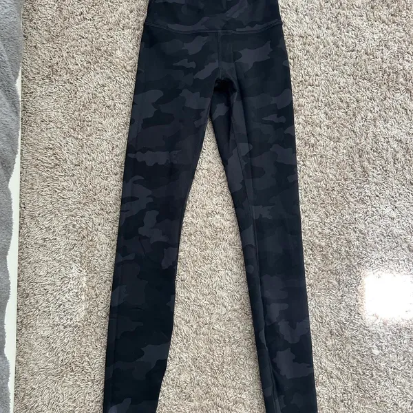 Lululemon black camo high rise leggings - Image 3