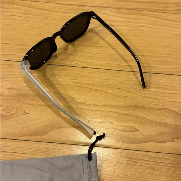 Elegant Black Sunglasses with Pouch - Image 3