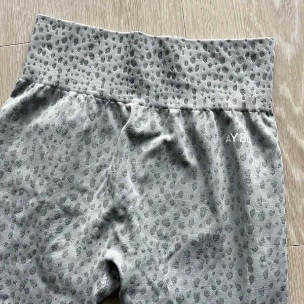 AYBL Leggings Womens Medium Scrunch Bottom Leopard Print Gray - Image 8