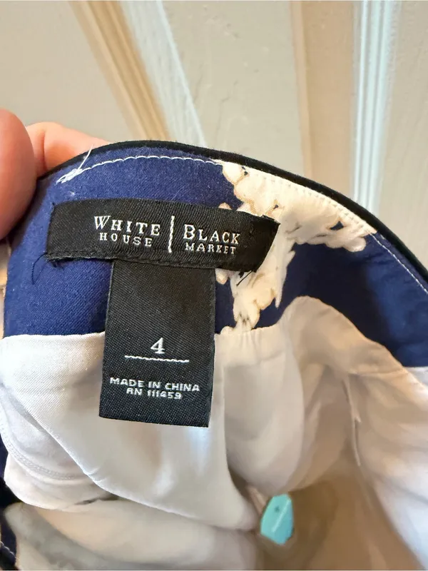 Sz 4- White House Black Market Navy & White Floral Pencil Skirt - Image 4