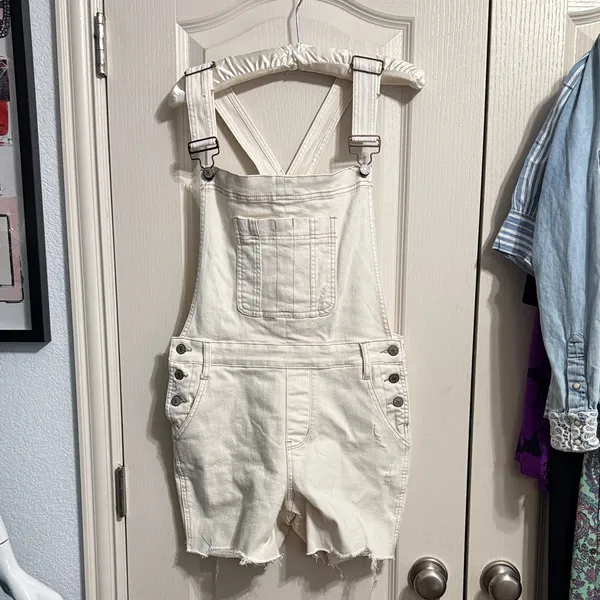 💙💖 NWOT Judy Blue Ecru Distressed Denim Shortalls Overalls‎ - Image 2