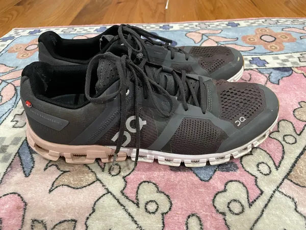 On Cloud Running Shoes Women’s Black pink 9.5 - Image 2