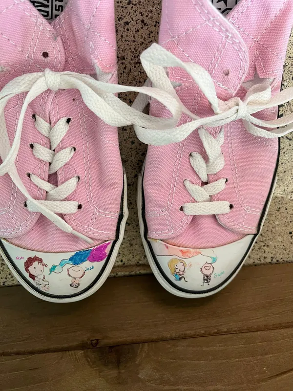Converse women's pink size 6.5 in good condition In front of shoe picture of kids were painted - Image 5