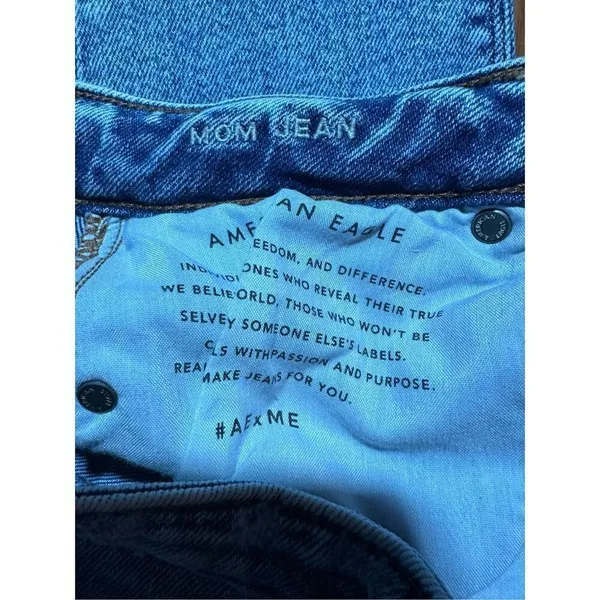 American Eagle light wash stretch‎ high rise Mom Jeans Sz 0 - Image 5