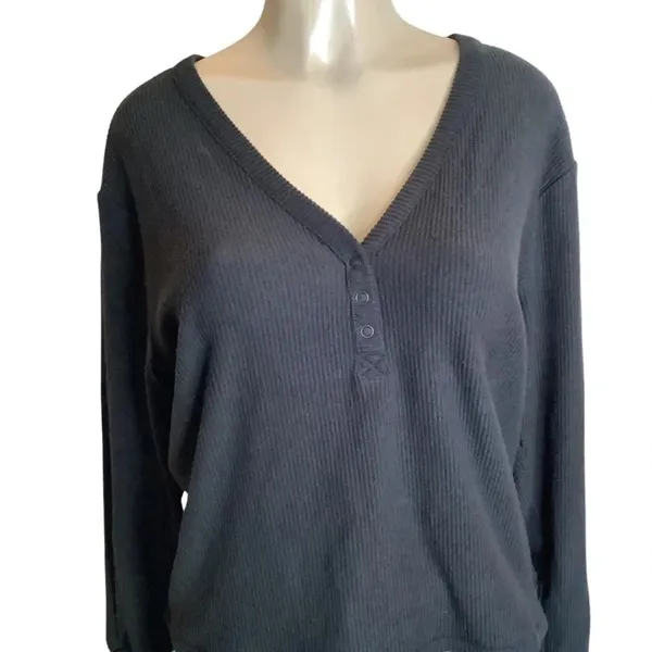 UGG Size Medium Black Ribbed Three Button Long Sleeve Top. New With Tags. - Image 14