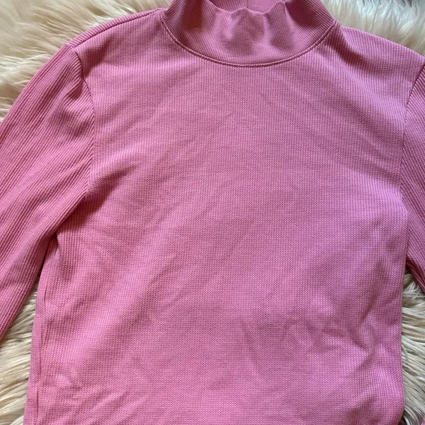 AMERICAN EAGLE Long Sleeve Cropped Hey Baby Mock Neck Tee In Pink - Image 6