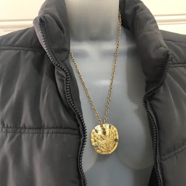 90s Unique edge streetwear Gold tone sand dollar pendant medallion necklace jewelry. - Image 4
