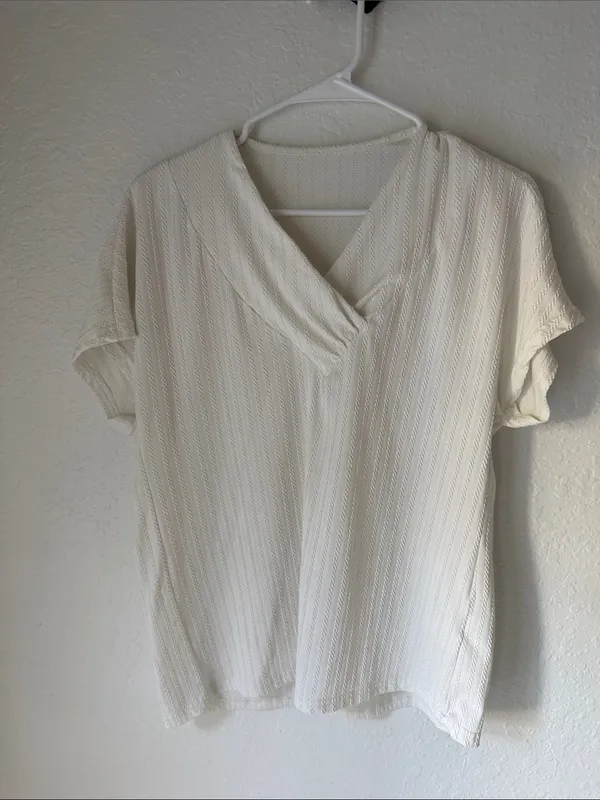 Women’s White Textured V-Neck Short Sleeve Top Size Medium - Image 2