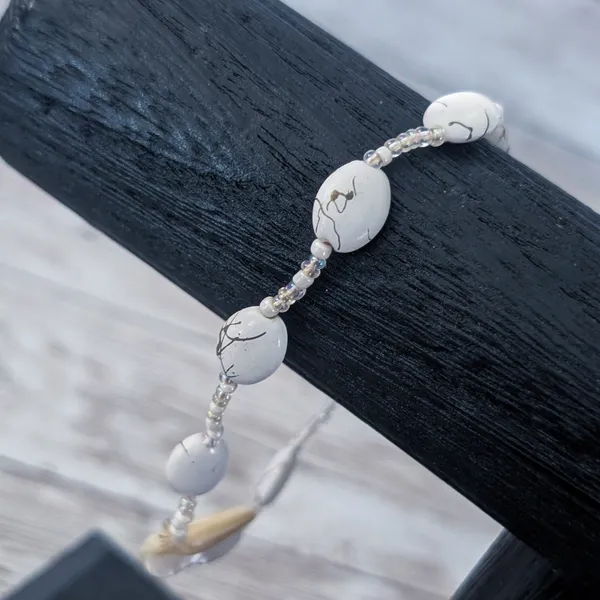 Vintage Stretch Bracelet Dainty Mother of Pearl & White Beads - Image 5